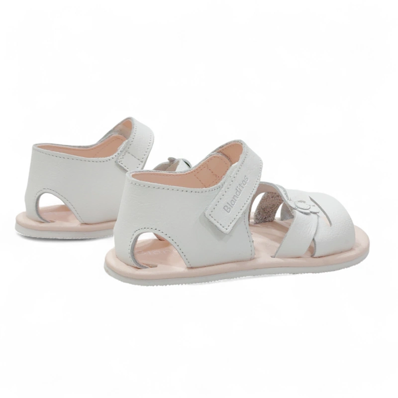 Vista trasera de sandalia de piel infantil Blanditos Malta blanca sin contrafuerte rígido