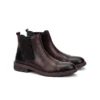 Botines de piel para hombre Pikolinos York en color marrón con puntera oscurecida y elástico lateral.