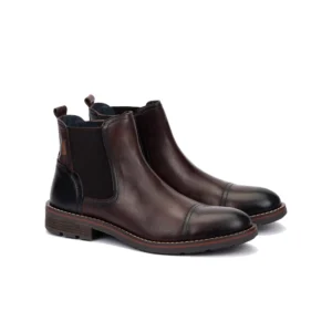 Botines de piel para hombre Pikolinos York en color marrón con puntera oscurecida y elástico lateral.