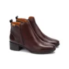 Par de botines de piel marrón caoba Pikolinos para mujer con costura lateral negra y tacón bloque marrón.