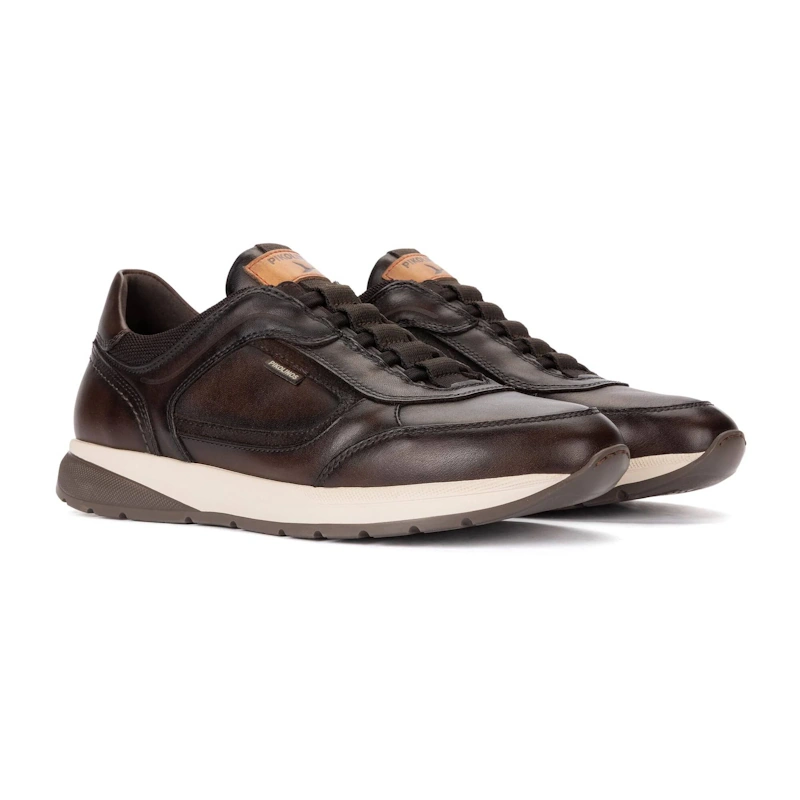 Deportivo hombre Pikolinos Getafe de piel color marrón oscuro, vista frontal de tres cuartos.
