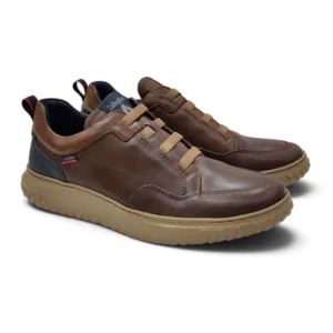 Zapato casual de piel Callaghan 60805 para hombre en color marrón con suela de goma beige y cordones elásticos.