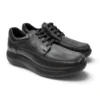 Par de zapatos de hombre Callaghan modelo 66700 en piel de color negro, con cordones elásticos y suela gruesa y ergonómica, sobre fondo blanco.