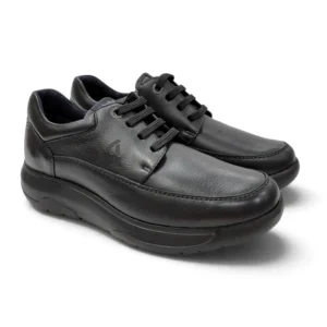 Par de zapatos de hombre Callaghan modelo 66700 en piel de color negro, con cordones elásticos y suela gruesa y ergonómica, sobre fondo blanco.