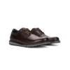 Zapato de hombre Pikolinos Berna marrón de piel con cordones granates y suela gris.