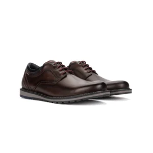 Zapato de hombre Pikolinos Berna marrón de piel con cordones granates y suela gris.