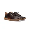 Zapato deportivo de mujer Pikolinos modelo Viana en piel marrón caoba con detalles en cuero y suela color caramelo. Par de zapatillas de piel con cordones.