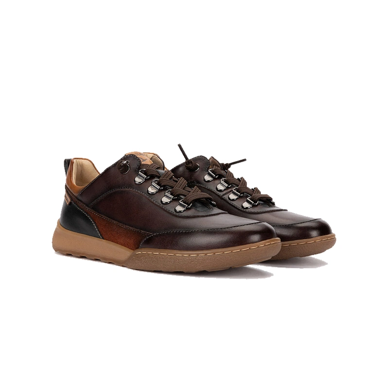 Zapato deportivo de mujer Pikolinos modelo Viana en piel marrón caoba con detalles en cuero y suela color caramelo. Par de zapatillas de piel con cordones.