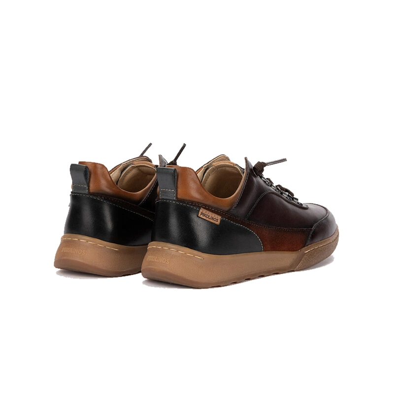 Vista trasera del par de zapatos deportivos Pikolinos Viana caoba para mujer. Detalles de piel azul oscuro en el talón y suela texturizada con logo.