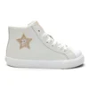 Bota Pablosky Barefoot para niña en color beige off white con estrella brillante dorada y suela plana.