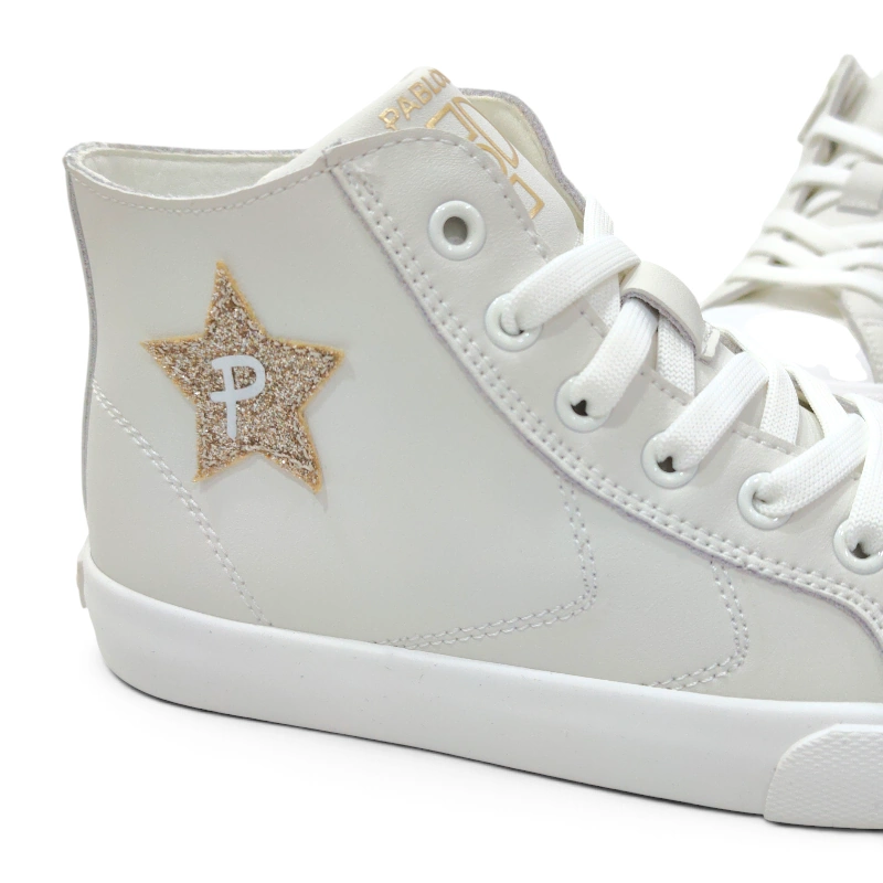 Detalle de la estrella con brillo dorado y acabado en piel beige off white de la bota Pablosky Barefoot.