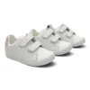 zapatillas deportivas barefoot para bebé marca Pablosky en piel blanca con cierre de doble velcro y puntera ancha.