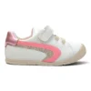 Vista lateral de zapatilla deportiva barefoot Pablosky blanca para bebé con suela plana zero drop y detalle rosa metálico.