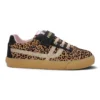 Zapatilla Pablosky Barefoot para niña con estampado de leopardo, franja dorada con brillo y suela de caramelo.