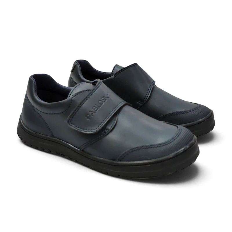 Zapato colegial Pablosky Barefoot modelo 355525 en azul marino con cierre de velcro ancho y puntera reforzada.