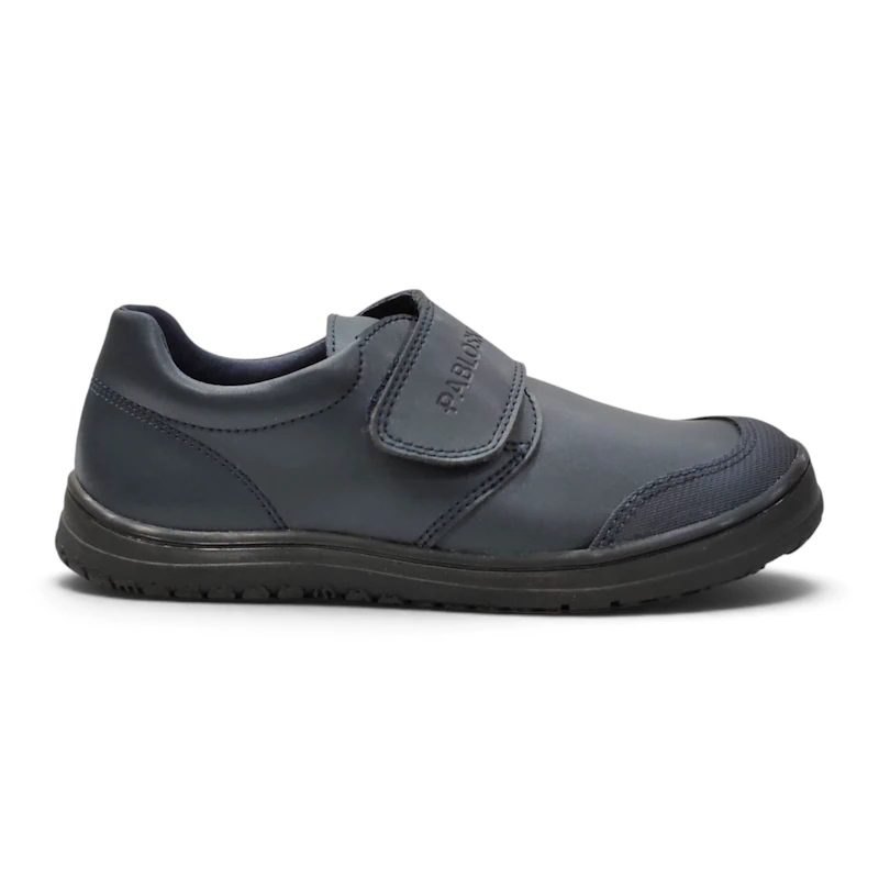 Vista de perfil del zapato colegial respetuoso Pablosky 355525 azul marino con suela plana zero drop.