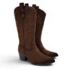 Par de botas cowboy para mujer D'Angela en color marrón de antelina con bordados camperos y tacón cómodo.