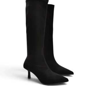 Par de botas altas de mujer D'angela en licra de color negro con tacon fino fino y puntera afilada.