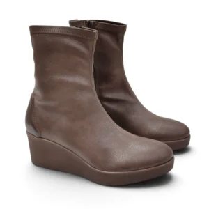 Par de botines de cuña para mujer D'Chicas 5355 de licra marrón sobre fondo blanco.