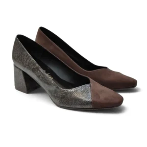 Zapatos salón de mujer Daniela Vega 2690 en color marrón con punta fina y tacón bloque efecto piel de serpiente. Vista de tres cuartos del par de zapatos sobre fondo blanco.
