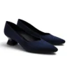 Zapatos de salón mujer en ante azul marino de Daniela Vega, vista de tres cuartos con tacón geométrico negro.