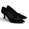 Par de zapatos de salón para mujer Daniela Vega en ante negro con punta fina y tacón carrete fino.