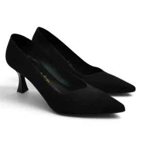 Par de zapatos de salón para mujer Daniela Vega en ante negro con punta fina y tacón carrete fino.