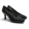 Zapatos de salón cómodos de piel negra para mujer Pitillos 30537, vista frontal del par con tacón medio acampanado.