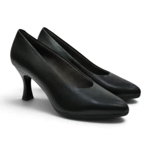 Zapatos de salón cómodos de piel negra para mujer Pitillos 30537, vista frontal del par con tacón medio acampanado.