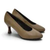 Zapatos salón para mujer Pitillos modelo 30537 en piel color taupe, par completo visto de frente y de lado.