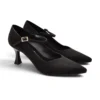 Zapato de salón negro para mujer Daniela Vega con pulsera fina y hebilla dorada.