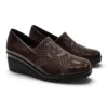 Zapato con cuña para mujer marca Pitillos 11531 color marrón en cuero charol con grabado frontal.
