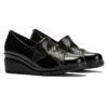Zapato de cuña para mujer Pitillos 11531 en color negro con acabado combinado en charol y grabado.