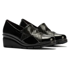 Zapato de cuña para mujer Pitillos 11531 en color negro con acabado combinado en charol y grabado.