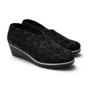 Zapato de mujer D'Chicas cuña 3750 negro con estampado animal print de leopardo y escote elástico