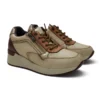 Deportivo de cuña en piel para mujer Relax4You en color beige con detalles dorados, cordones y cremallera lateral.