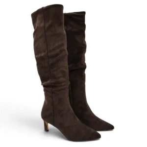 Bota alta de mujer Mustang 56247 en color marrón de antelina con tacón fino y punta afilada.