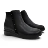 Par de botines de mujer con cuña en color negro marca Relax4you con detalle lateral de tachuelas.