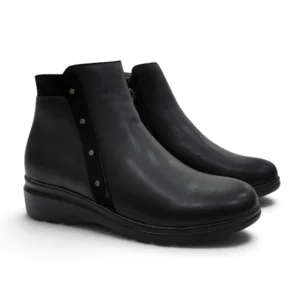 Par de botines de mujer con cuña en color negro marca Relax4you con detalle lateral de tachuelas.