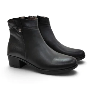 Par de botines de mujer Relax4You en piel negra con tacón cómodo y adorno metálico.
