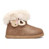 Bota respetuosa para niña Conguitos 156008 en color marrón con adorno de osito, corazón y cuello de pelo suave.