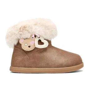Bota respetuosa para niña Conguitos 156008 en color marrón con adorno de osito, corazón y cuello de pelo suave.